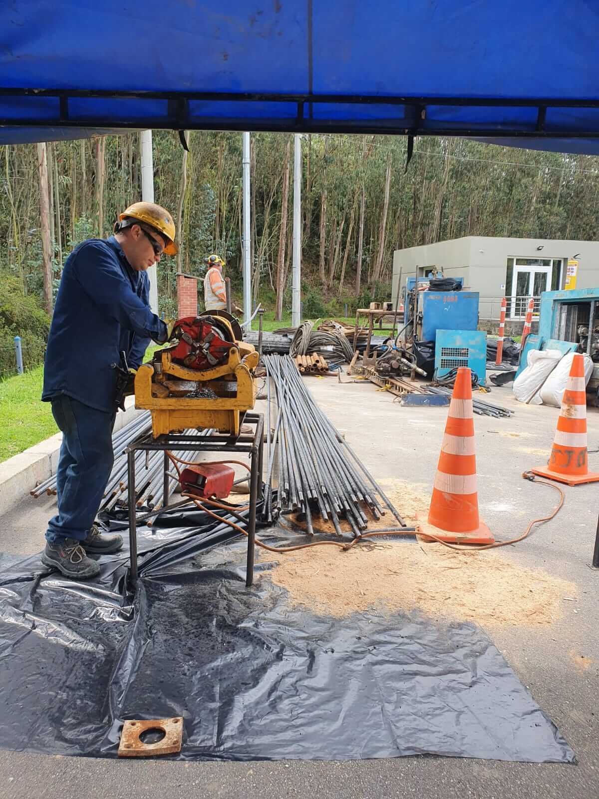 Máquina roscadora multiusos